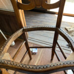 椅子の座面を修理している途中